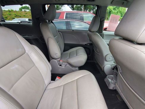 Used 2017 Toyota Sienna XLE w/ XLE Navigation Package AWD/4WD image 6
