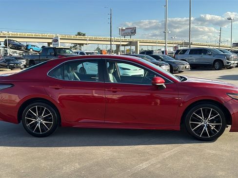 Used 2021 Toyota Camry SE image 6