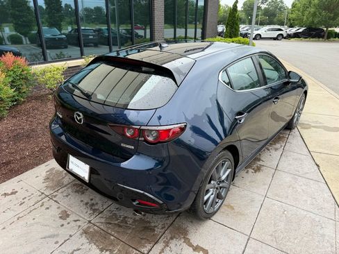 Used 2020 MAZDA MAZDA3 Hatchback w/ Preferred Package FWD image 3