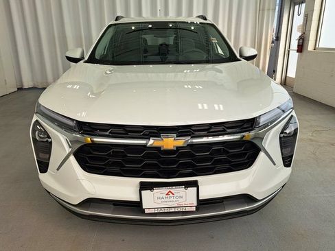 Used 2025 Chevrolet Trax LT FWD image 2
