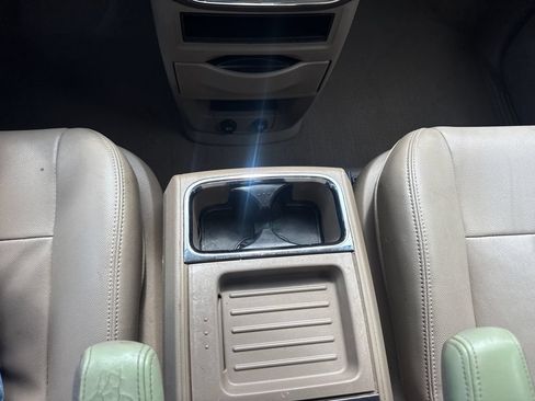 Used 2013 Chrysler Town & Country Touring FWD image 23