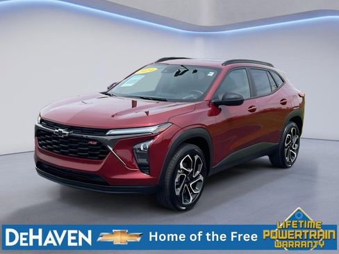 Used 2024 Chevrolet Trax RS w/ Sunroof Package FWD image 2