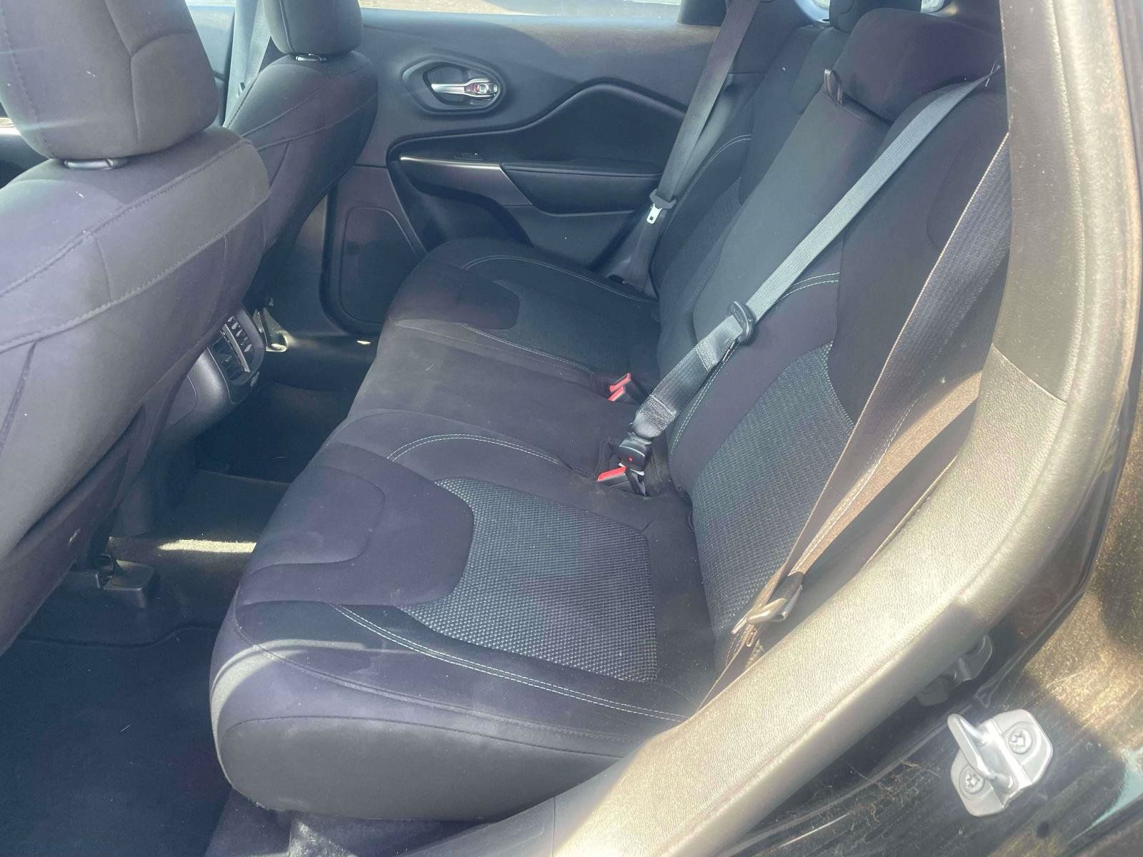 Used 2020 Jeep Cherokee Latitude FWD image 13