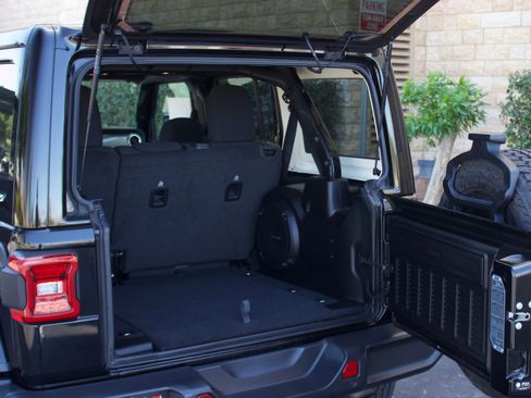 Used 2021 Jeep Wrangler Unlimited Sahara AWD/4WD image 19