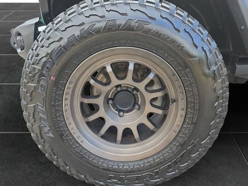 Used 2018 Jeep Wrangler Unlimited Sport S AWD/4WD image 9