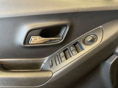 Used 2019 Chevrolet Trax LT w/ LT Convenience Package AWD/4WD image 18