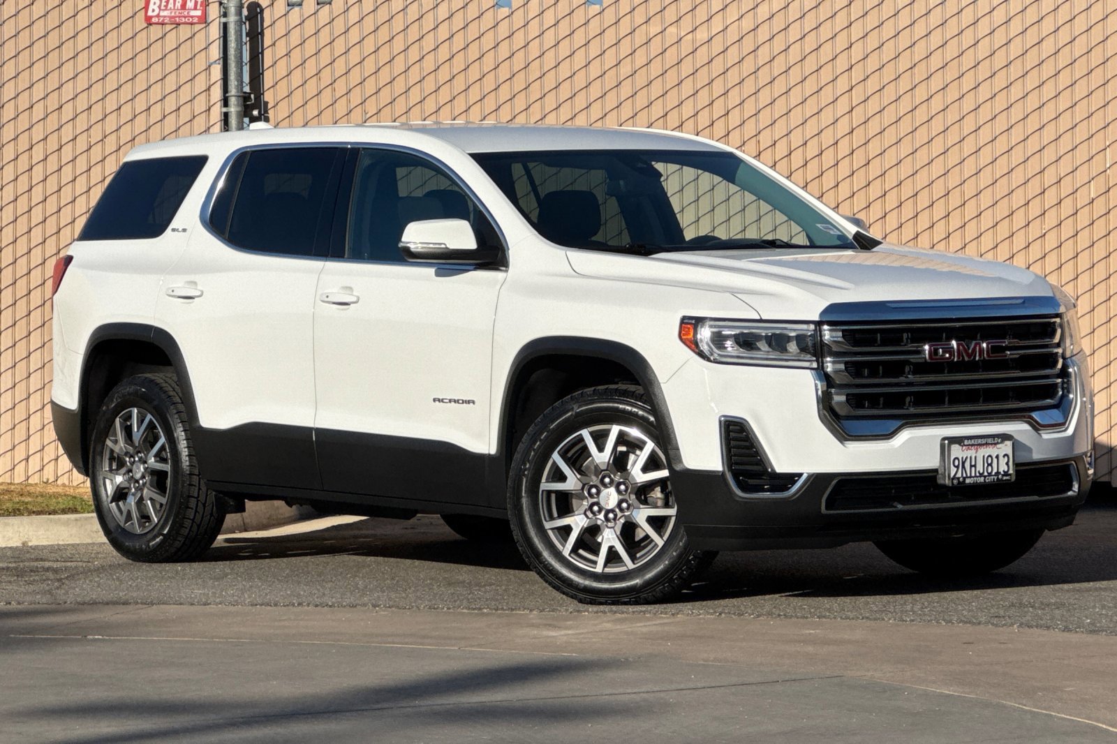 Certified 2023 GMC Acadia SLE w/ LPO, Cargo Package FWD image 2
