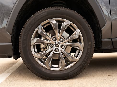 Used 2022 Toyota RAV4 XLE Premium image 14