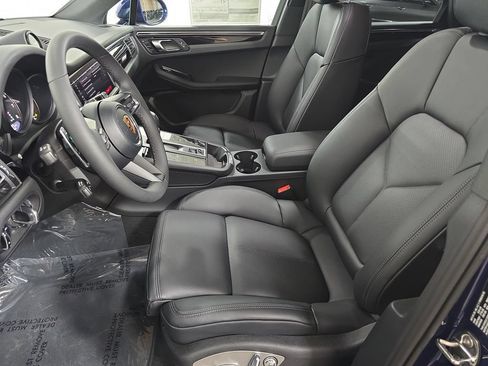 Certified 2026 Porsche Macan AWD/4WD image 5