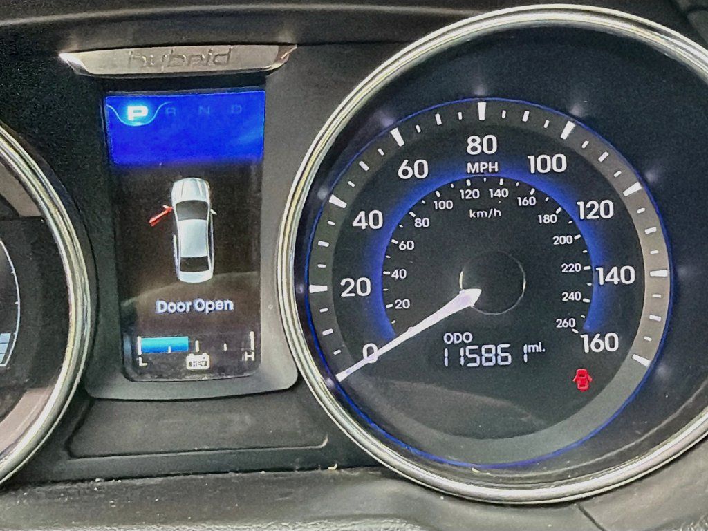 Used 2015 Hyundai Sonata Limited w/ Option Group 02 FWD image 14