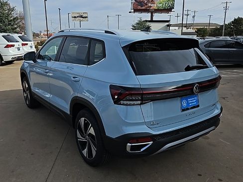 New 2026 Volkswagen Taos SE image 7