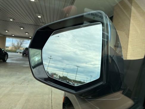 Used 2021 Chevrolet Tahoe Premier w/ Premium Package image 21