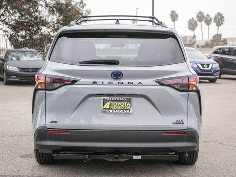 Used 2023 Toyota Sienna XLE Woodland Edition image 7