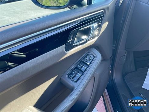 Used 2023 Porsche Macan image 11