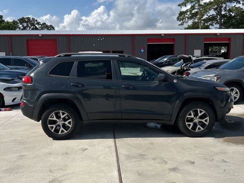 Used 2016 Jeep Cherokee Trailhawk w/ Leather Interior Group AWD/4WD image 4