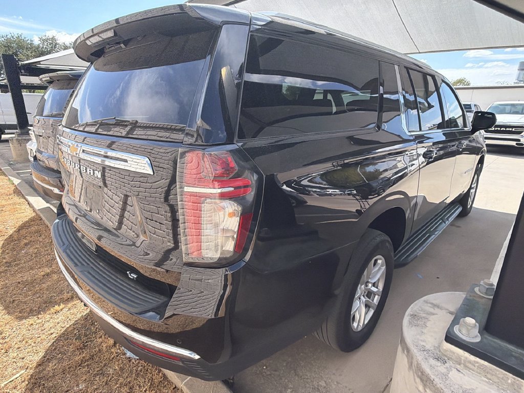 Used 2024 Chevrolet Suburban LT RWD image 3