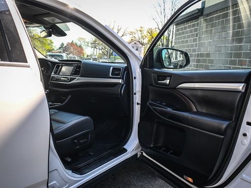 Used 2019 Toyota Highlander XLE image 19