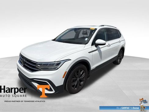 Used 2024 Volkswagen Tiguan SE w/ Panoramic Sunroof Package FWD image 1