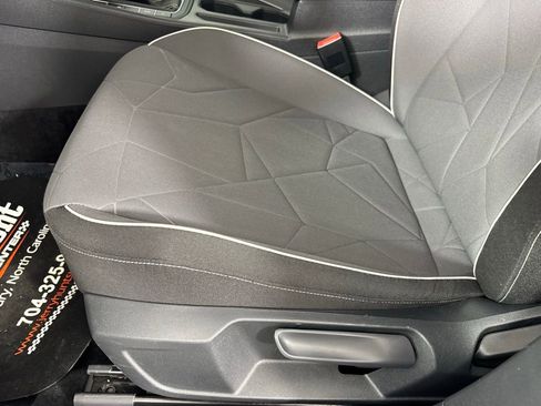 Used 2025 Volkswagen Jetta Sport image 12