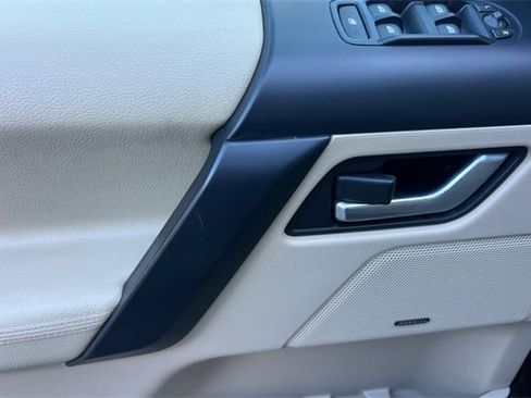 Used 2015 Land Rover LR2 HSE image 11