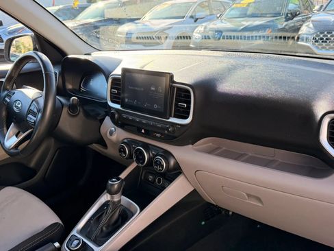 Used 2025 Hyundai Venue SEL FWD image 16