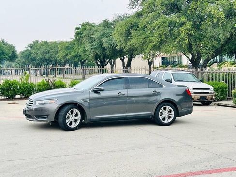Used 2015 Ford Taurus SEL image 4