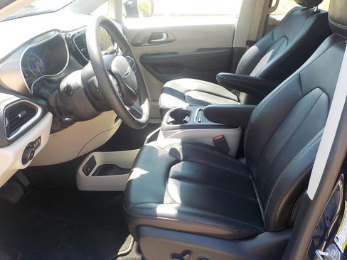 Used 2024 Chrysler Pacifica Touring-L FWD image 17