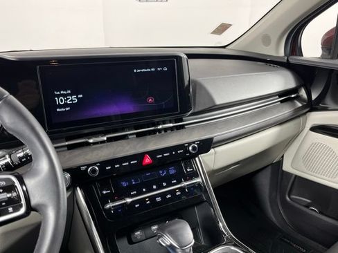 Used 2024 Kia Carnival EX FWD image 20