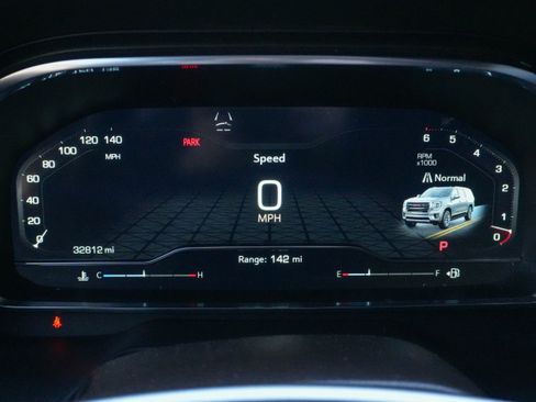 Used 2024 GMC Yukon SLT w/ SLT Luxury Package image 18