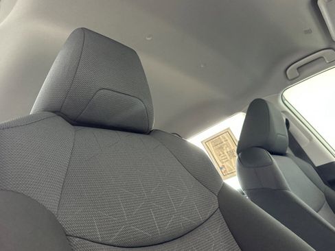 Used 2025 Toyota RAV4 XLE AWD/4WD image 19