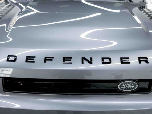 Used 2023 Land Rover Defender 130 SE image 15