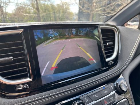 Used 2025 Chrysler Pacifica Limited image 27