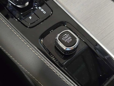 Used 2025 Volvo XC90 B6 Ultra w/ Protection Package Premier image 17