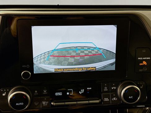 Certified 2023 Toyota Highlander XLE image 16