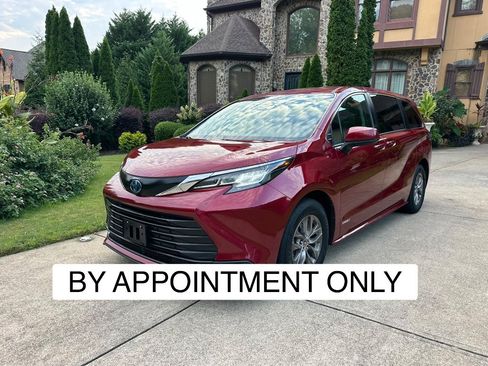 Used 2021 Toyota Sienna LE FWD image 1