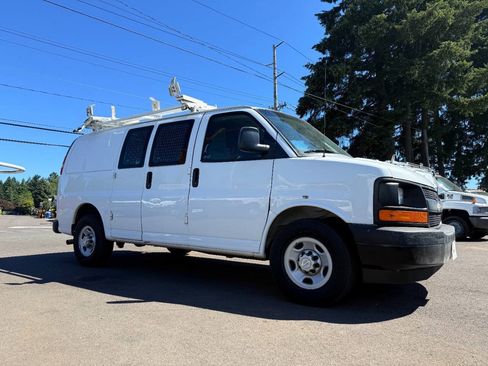 Used 2017 Chevrolet Express 2500 RWD image 4