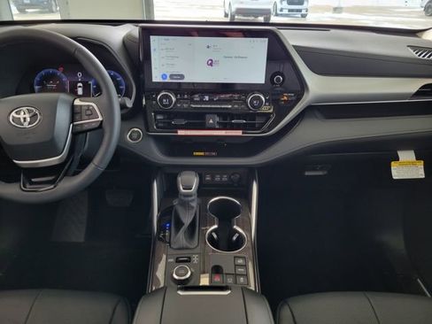 New 2026 Toyota Highlander Platinum image 12