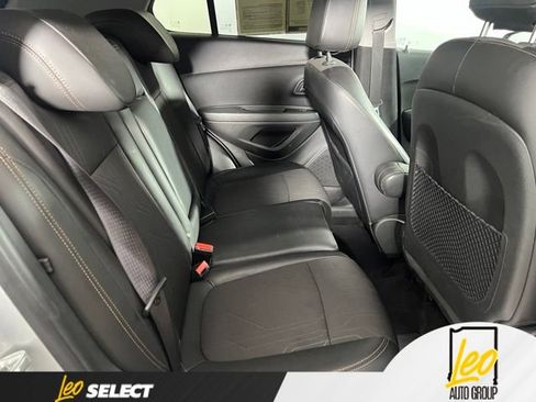 Used 2018 Chevrolet Trax LT w/ LT Convenience Package AWD/4WD image 17