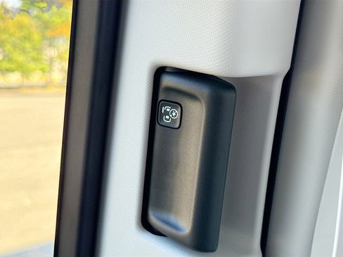 Used 2025 Volkswagen ID. Buzz 1st Edition image 38