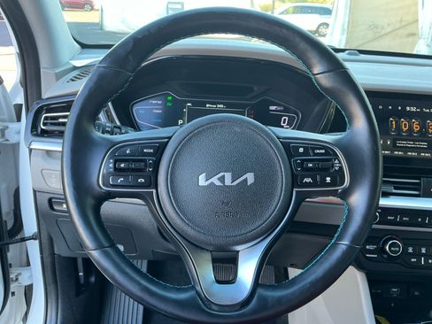 Used 2022 Kia Niro EX Premium image 9