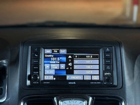 Used 2016 Chrysler Town & Country Touring FWD image 28
