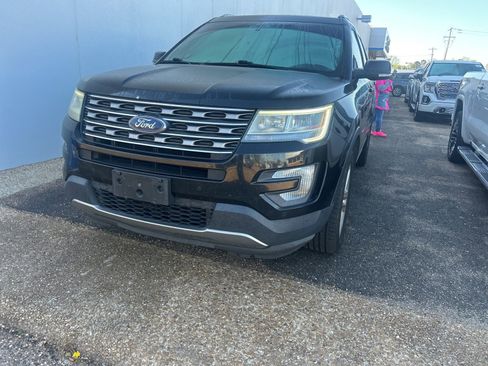 Used 2017 Ford Explorer XLT w/ Equipment Group 202A image 2