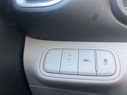 Used 2021 Hyundai Venue SEL image 20