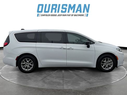 Used 2024 Chrysler Pacifica Touring FWD image 7