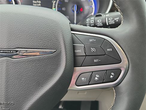 Used 2024 Chrysler Pacifica Limited FWD image 25