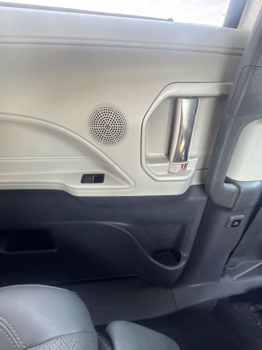 Used 2023 Toyota Sienna Limited FWD image 21
