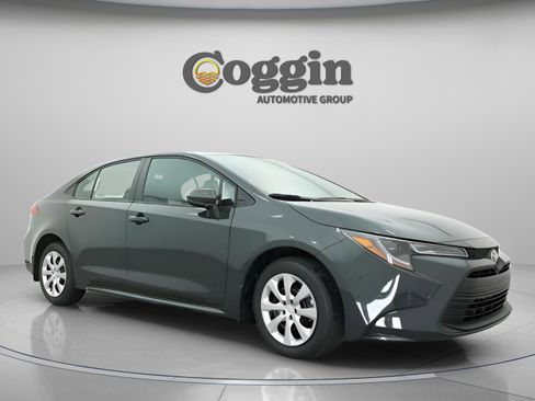 Used 2025 Toyota Corolla LE FWD image 29