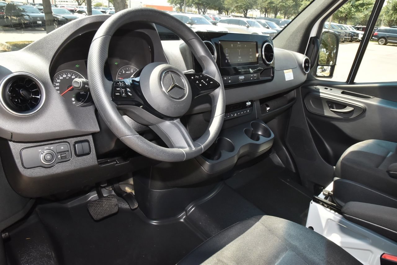 Used 2025 Mercedes-Benz Sprinter 2500 image 31
