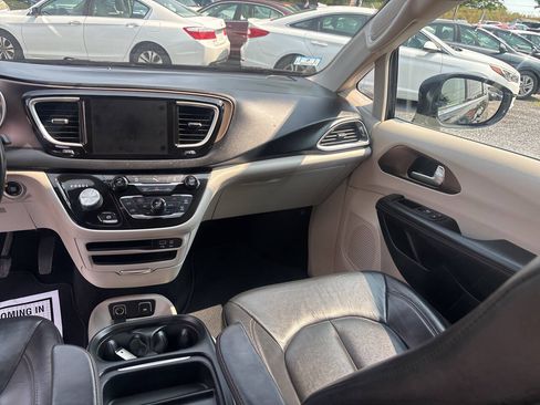 Used 2017 Chrysler Pacifica Touring-L FWD image 22