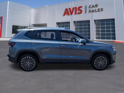 Used 2025 Volkswagen Taos SE image 5